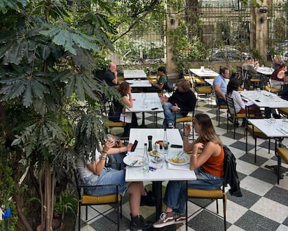 El restaurante del Museo Evita tiene un patio amplio, arboleda y un entorno poco habitual para cortar el ritmo de la ciudad