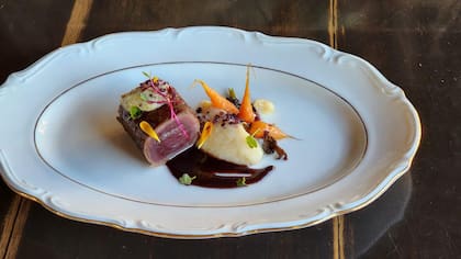 El restaurante El Alambique estuvo a cargo del plato finalista del Prix Baron B – Édition Cuisine 2022: un bife de guanaco sellado con manteca de tuétano, servido con una salsa demi glace hecha de los mismos huesos del guanaco, frutos de calafate y ruibarbo