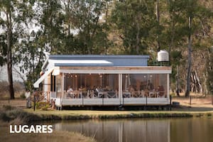 El restaurante está a la vera de una laguna y tiene una vista espléndida