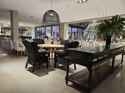 El restaurante está abierto a todos los que llegan a la ciudad.