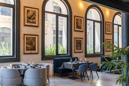 El restaurante está ubicado en la planta baja del edificio