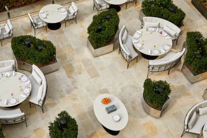 El restaurante exterior del hotel en los jardines de Versalles.