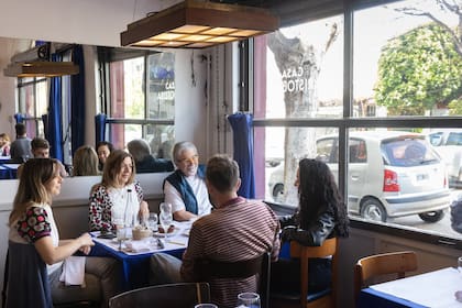 El restaurante funciona en un ex almacén de ramos generales y conserva su impronta art déco