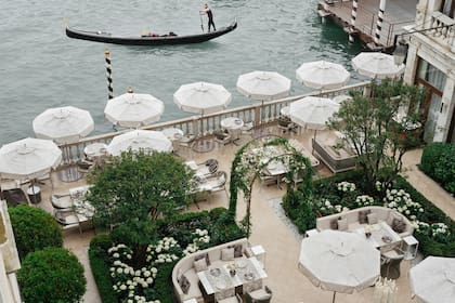 El restaurante Gio’s tiene una terraza sobre el jardín secreto e interiores que rinden homenaje a Carlo Scarpa y al arte veneciano.