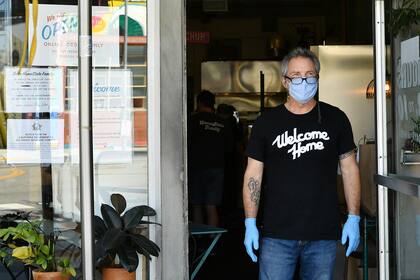 El restaurante Home State vende alimentos en medio de la pandemia de coronavirus el 16 de abril de 2020 en Los Ángeles, California