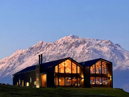 El restaurante iluminado cuando empieza a caer el sol