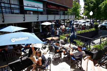 Los bares y restaurantes seguirán funcionando con capacidad limitada