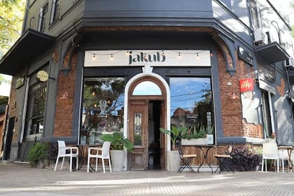 El restaurante Jakub se encuentra en la esquina de Zapiola y Virrey Avilés