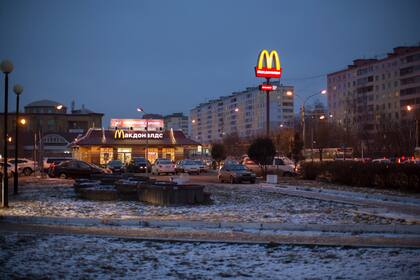 El restaurante McDonald's se ve en el centro de Dmitrov, una ciudad rusa a 75 km al norte de Moscú, Rusia, el 6 de diciembre de 2014. 