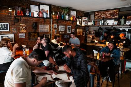 El restaurante no tiene reservas: el público hace cola para entrar, hasta que se van desocupando las mesas