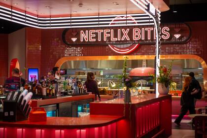 El restaurante ofrece comida y bebidas icónicas con guiños a las historias más seguidas de Netflix