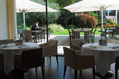 El restaurante ofrece una vista magnífica y platos sofisticados, que también se pueden servir en la habitación