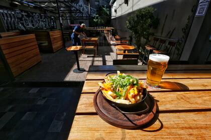 Una mesa lista en el club cervecero Blest