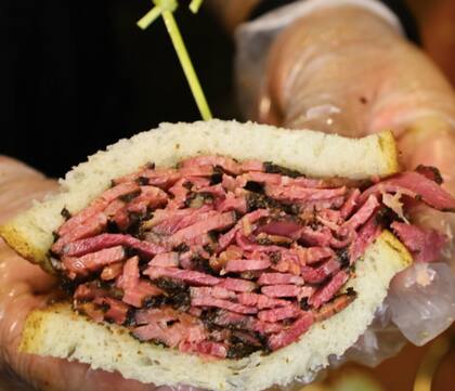 El restaurante PJ Bernstein del Upper East Side ofrece este año opciones de cena, catering y entrega a domicilio (IG @pjbernsteinnyc)