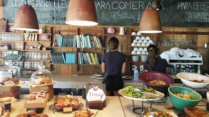 El restaurante propone una estética de madera, vidrio y mucho aire de mar que invita a relajarse y disfrutar