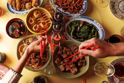 El restaurante propone una variedad de sabores intensos de fusión chino-americana, para comer con palitos y compartir.