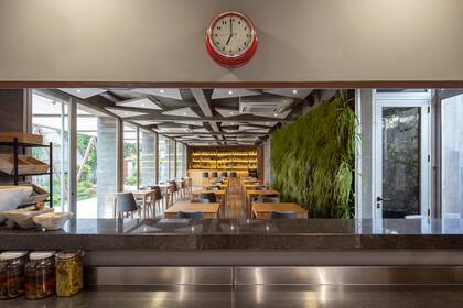 El restaurante se construyó en una porción de lote en su casa familiar, en el barrio residencial de Guadalupe