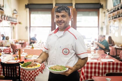 "El restaurante se sostiene con la familia, pero también con el equipo. Hay mozos que tienen 30 años de antigüedad, igual que el cocinero"