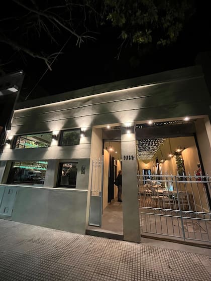 El restaurante se ubica en una casa refaccionada en la que se mantuvieron detalles de época, desde los pisos calcáreos hasta la parra que le da nombre a la propuesta.