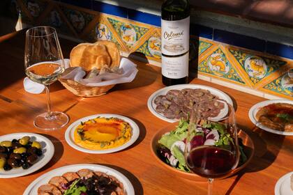 El restaurante tiene charcutería propia y una cava de embutidos.