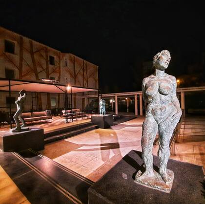 El restaurante tiene un patio que remite a la toscana italiana con estatuas y espacio para 65 comensales