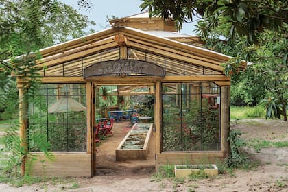 El restaurante, ubicado en un vivero atravesado por un estanque.