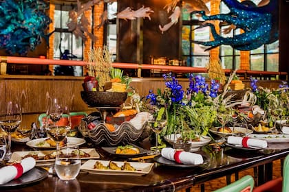 El restaurante y bar asiático sirve sushi, mariscos, pescados y carne de inspiración japonesa