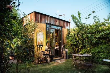 El resto-bar se abre por las tardes, de jueves a sábados, y pueden disfrutarse las pizzas de masa madre en horno de barro. Este invierno también abriremos durante el día con otras propuestas gastronómicas