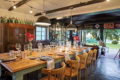 El restobar es uno de los anexos que remodeló recientemente por completo (era el lugar de los caseros). Lo decoró con muebles y objetos viejos que fue comprando en Instagram, remates y anticuarios.