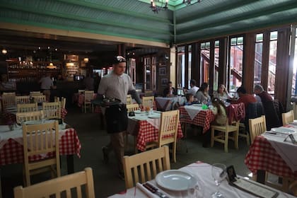 El restorán El Gran Paraíso, ubicado en General José Garibaldi 1428, también puede considerarse un lugar que guarda la memoria de La Boca.