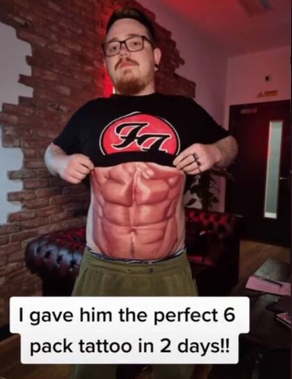 El resultado del tatuaje en el abdomen del hombre inglés