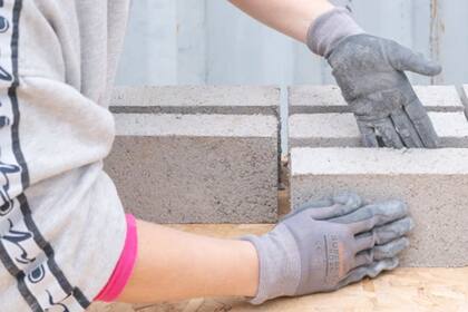 El resultado es un ladrillo con 0,17 kg CO2e/kg, solo un tercio del carbono incorporado de un ladrillo belga cocido con arcilla.