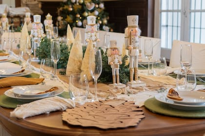 El resultado es una mesa viva, descontracturada y llena de estímulos, donde comer también es parte del juego