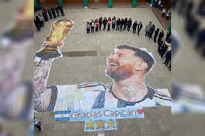 El resultado final del retrato de Messi hecho con tapitas de plástico