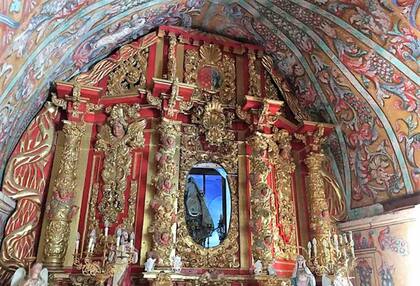 El retablo de la iglesia, en La Monjía (Idealista)