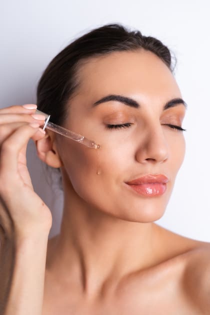 El retinol se presenta en forma de suero líquido, gel, crema y emoliente