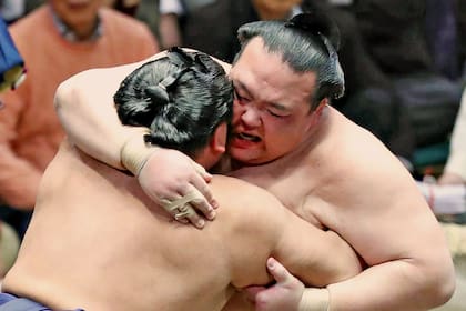 El gran campeón compitiendo con el luchador de menor rango, Tochiozan
