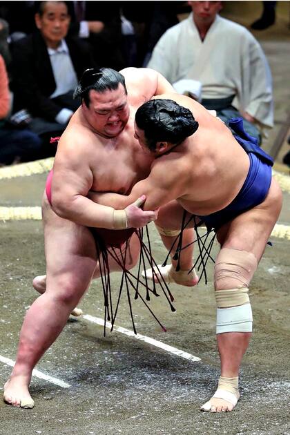 El gran campeón de sumo o "yokozuna", Kisenosato de Japón, compitiendo con el luchador de menor rango Tochiozan