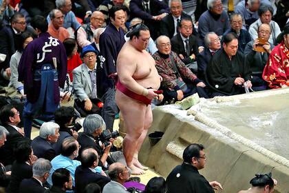 Kisenosato de Japón, después de sufrir su tercera derrota consecutiva durante el torneo de 15 días de Gran Sumo de Año Nuevo en Tokio