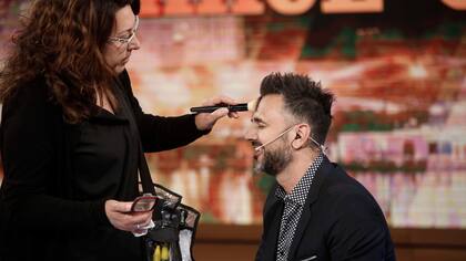 El retoque del maquillaje a Leo Montero durante la única pausa del programa.