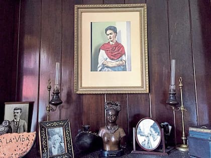 El retrato de Frida preside una de las salas de la Casa Roja, que perteneció a su madre, Matilde Calderón