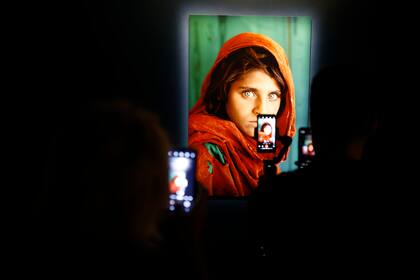 El retrato de la "niña afgana", gran protagonista de la retrospectiva de McCurry en La Rural