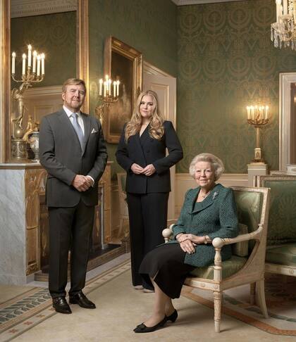 El retrato de las tres generaciones de la corona, el rey Guillermo Alejandro, la princesa Amalia y la princesa Beatriz (Foto: Instagram @koninklijkhuis)