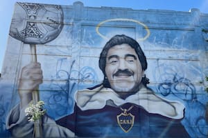 El retrato de Maradona por Alfredo Segatori en una calle de La Boca