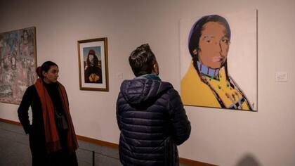 El retrato de Russell Means, líder del Movimiento Indígena Estadounidense, de Andy Warhol se encuentra en la colección del Museo de Arte Contemporáneo de Teherán