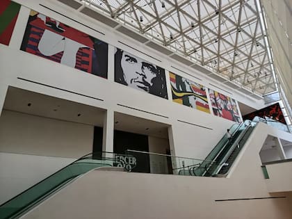 El retrato del Che Guevara recreado por Tozzi, en una de las gigantogtrafías que invitan a la muestra Pop Brasil en Malba