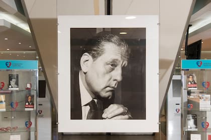 El retrato del médico expuesto en el hall de la Fundación Favaloro