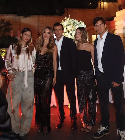 El retrato familiar que María compartió en su cuenta de Instagram y al que presentó como “Mi tribu”, junto a su marido, Adolfito Cambiaso, y sus tres hijos, Mia, Myla y Poroto.