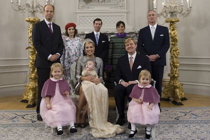El retrato oficial de la Casa Real el día del bautismo
de la princesa Ariane en la iglesia Kloosterkerk de La Haya, el
20 de octubre de 2007. Máxima y Guillermo Alejandro posan
con sus hijas, Amalia, Alexia, Ariane, y los padrinos de Ariane:
Tijo Baron Collot d’Escury, Inés Zorreguieta, el Gran Duque
Guillaume de Luxemburgo, Valeria Delger y Antoine Friling