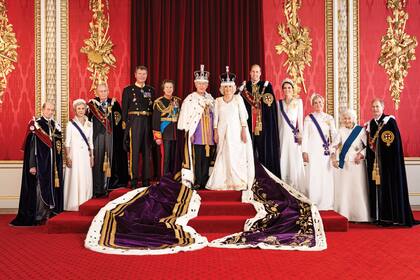 El retrato oficial de la coronación. De izquierda a derecha: el duque Eduardo de Kent; la duquesa y el duque de Gloucester; el vicealmirante Sir Tim Laurence; la princesa real Ana; los Reyes; los príncipes de Gales; la duquesa de Edimburgo; la princesa Alexandra de Kent; y el duque Eduardo de Edimburgo.
